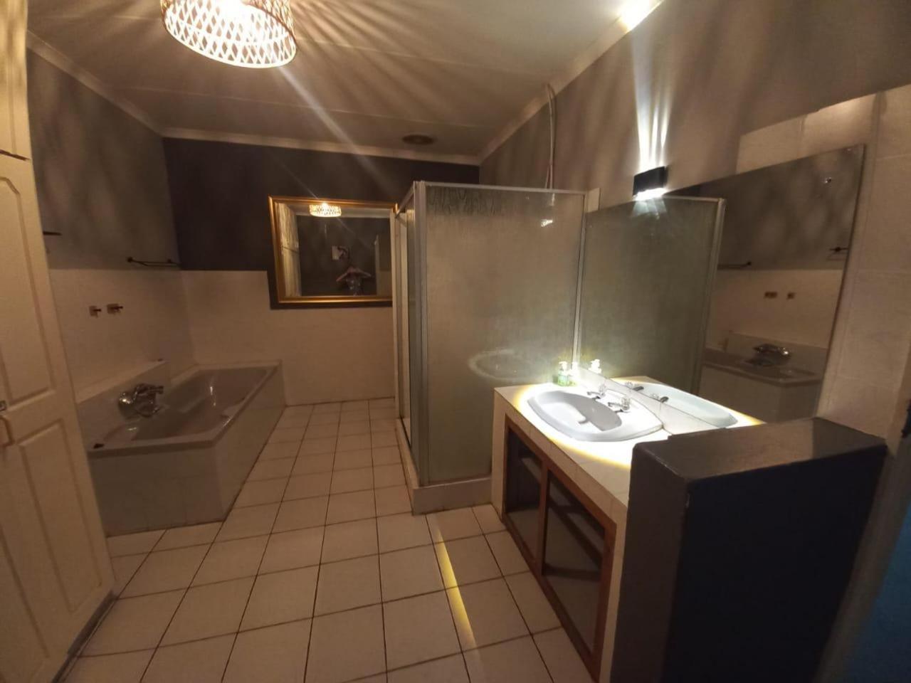 Anri Guesthouse Блоемфонтейн Екстериор снимка